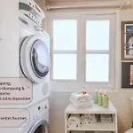 La Pause Parisienne, Au Pied Du Metro