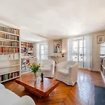 La Pause Parisienne, Au Pied Du Metro