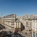 La Pause Parisienne, Au Pied Du Metro
