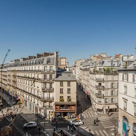 La Pause Parisienne, Au Pied Du Métro Parigi