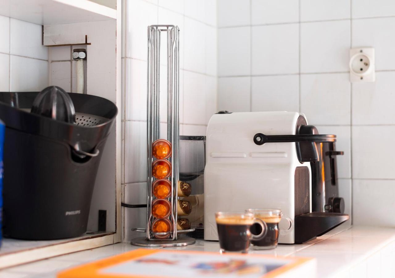 La Pause Parisienne, Au Pied Du Metro Paris