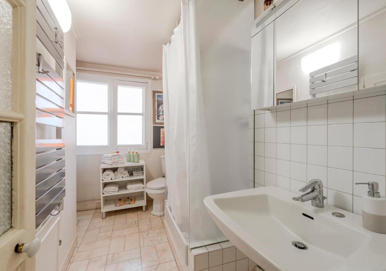 La Pause Parisienne, Au Pied Du Metro * Paris