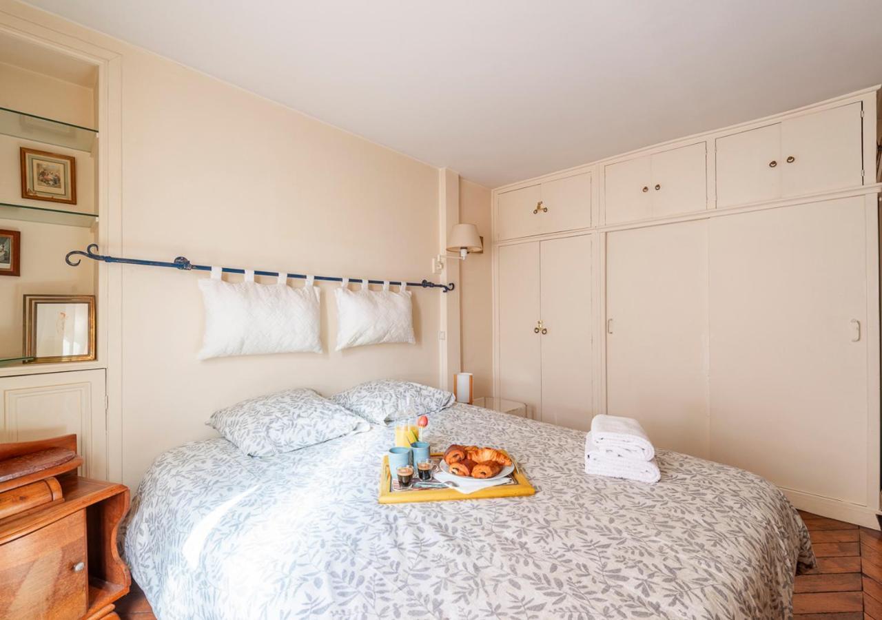 La Pause Parisienne, Au Pied Du Metro * Paris