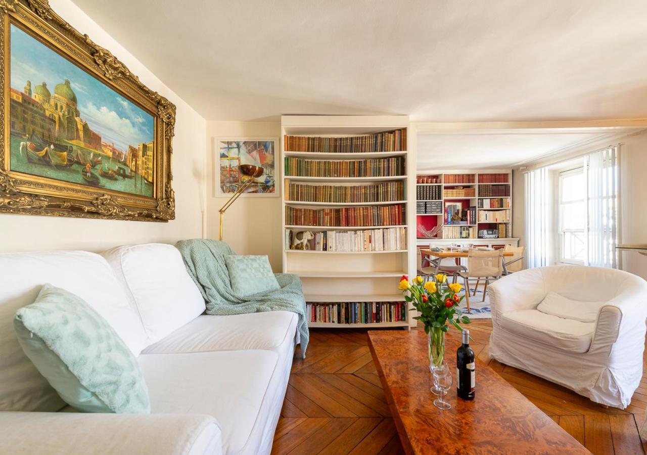 La Pause Parisienne, Au Pied Du Metro