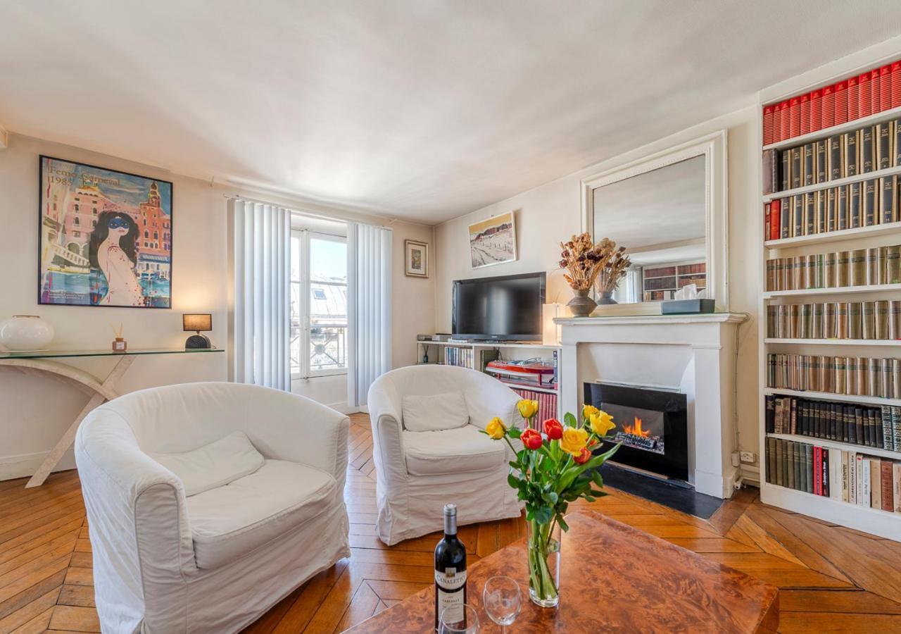 La Pause Parisienne, Au Pied Du Metro *