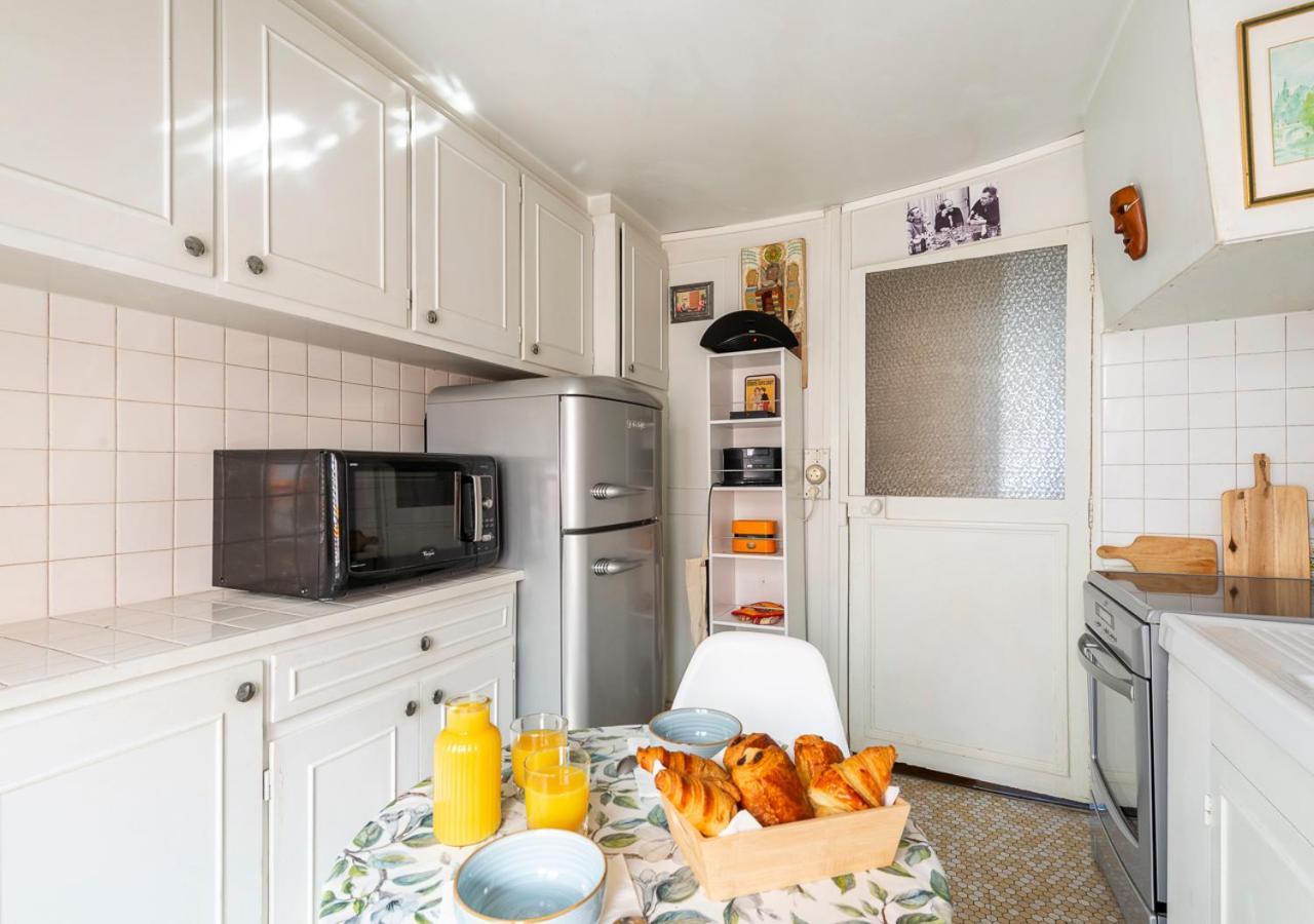 La Pause Parisienne, Au Pied Du Metro Paris