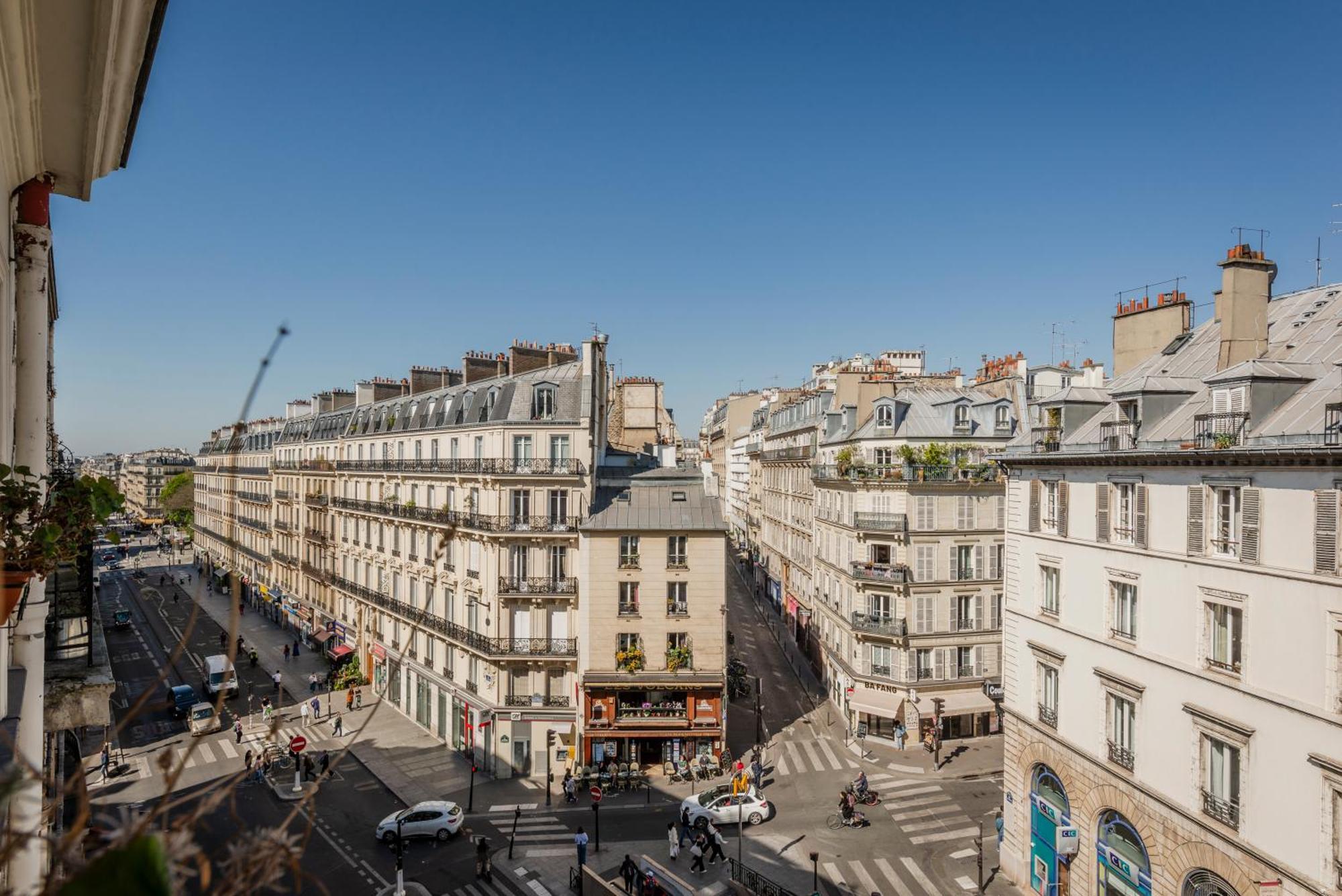 La Pause Parisienne, Au Pied Du Metro Paris