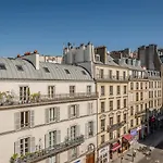 La Pause Parisienne, au pied du métro